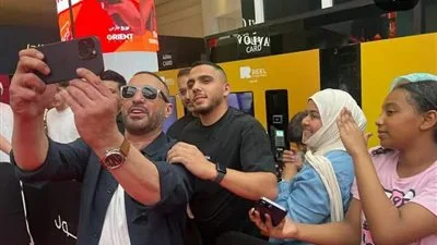 أحمد السقا يتصور مع معجبيه في دبي خلال العرض الخاص لفيلم “أحمد وأحمد”