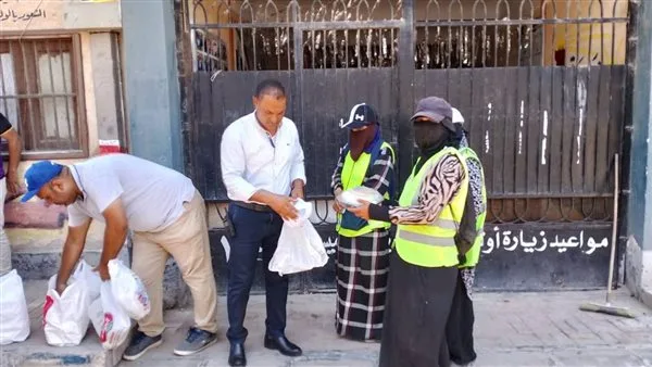 في عزبة البرج.. تكريم عمال النظافة وتوزيع حقائب غذائية وأدوات عمل في عزبة البرج.. تكريم عمال النظافة وتوزيع حقائب غذائية وأدوات عمل