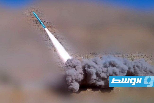لقطة مثبتة من فيديو بثه الحوثيون لحظة إصابة وإغراق السفينة «إترنيتي سي». (الإنترنت)
