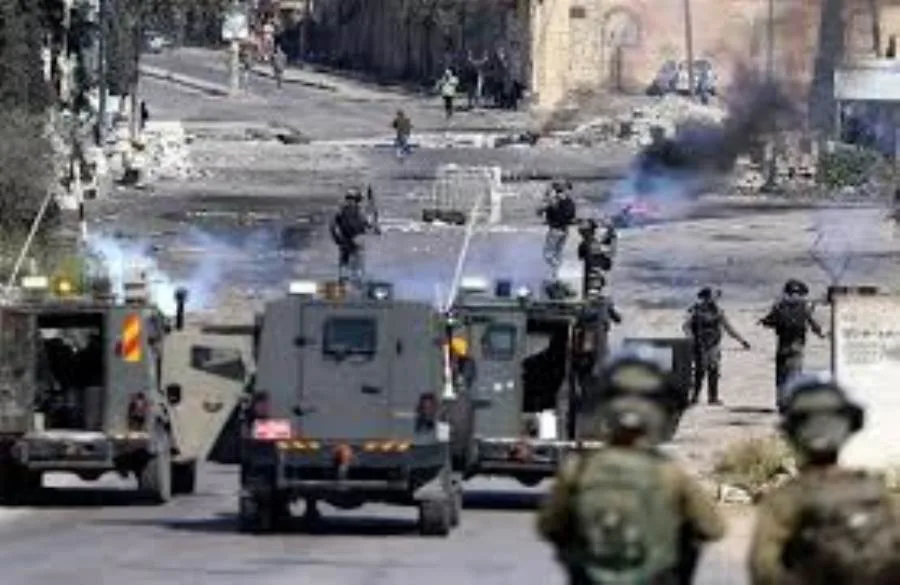 إصابة 10 فلسطينيين نتيجة هجمات قوات الاحتلال والمستوطنين في مدينة نابلس إصابة 10 فلسطينيين نتيجة هجمات قوات الاحتلال والمستوطنين في مدينة نابلس
