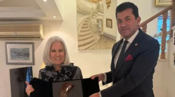 وزير الرياضة يكرم السفيرة هيفاء أبو غزالة اعترافًا بمساهماتها في جامعة الدول العربية