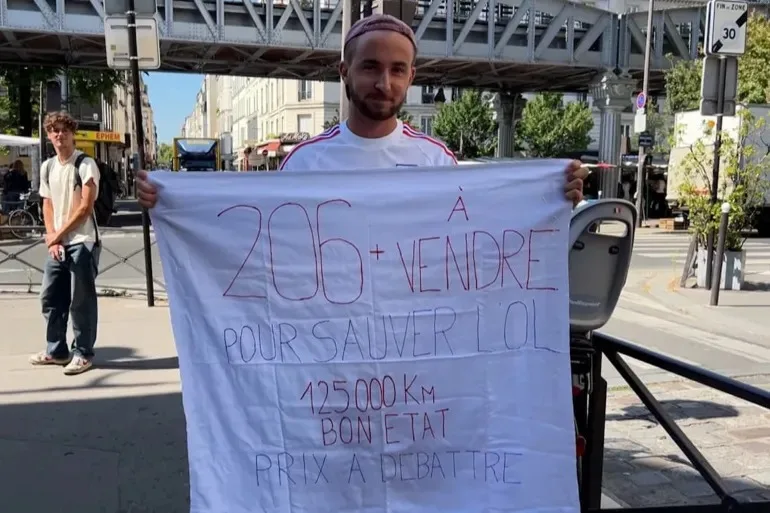 مشجع بلا عمل يبيع سيارته لإنقاذ نادي فرنسي من الهبوط إلى الدرجة الثانية. مشجع بلا عمل يبيع سيارته لإنقاذ نادي فرنسي من الهبوط إلى الدرجة الثانية.