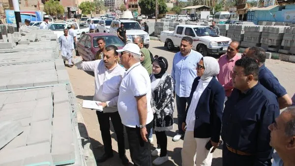 أخبار محافظة الوادي الجديد: المحافظ يشرف على تحسين الطرق في أحياء الخارجة القديمة ويتفقد المخابز هناك.