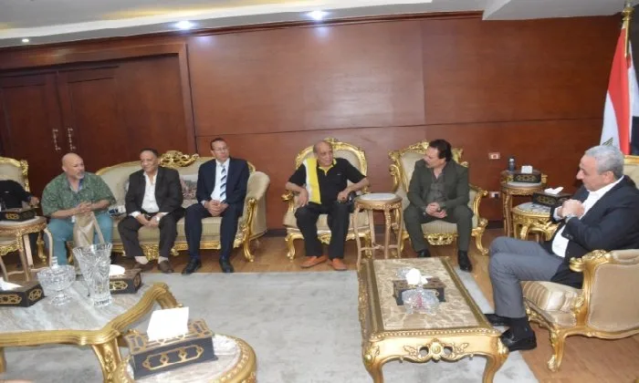 المسرح القومي يُغلق أبوابه في طنطا ومحافظ الغربية يتسلم جائزة المهرجان المسرح القومي يُغلق أبوابه في طنطا ومحافظ الغربية يتسلم جائزة المهرجان