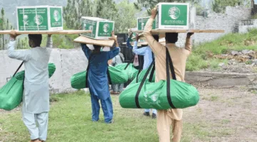 مركز الملك سلمان يوزع (2.012) حقيبة إغاثة في مناطق متعددة بإقليم كشمير في باكستان