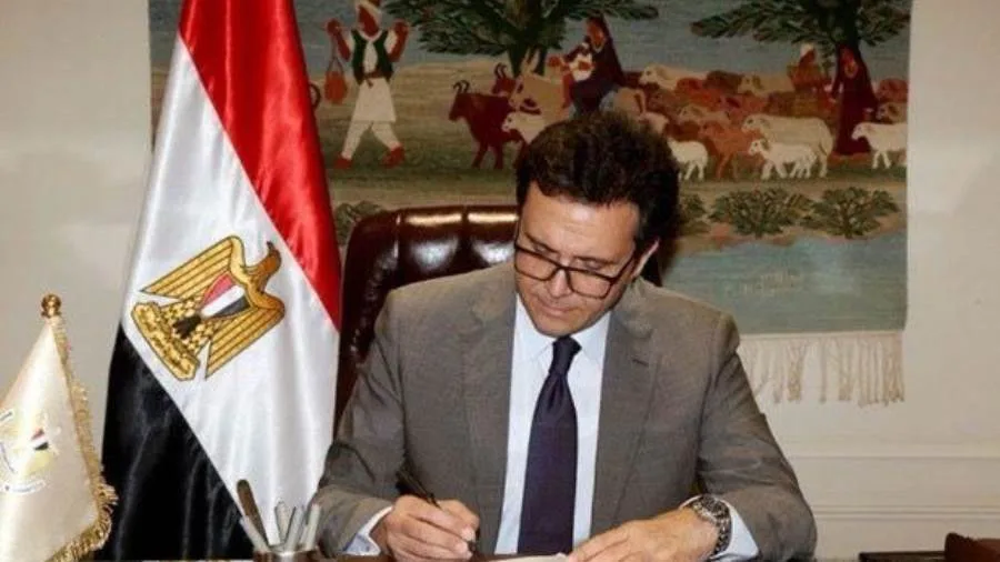 وزير الثقافة يعلن تشكيل لجنة لتنظيم بينالي الإسكندرية بعد 12 عامًا من الانقطاع وزير الثقافة يعلن تشكيل لجنة لتنظيم بينالي الإسكندرية بعد 12 عامًا من الانقطاع