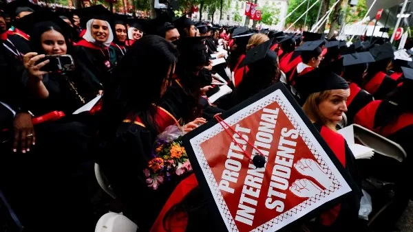 ترامب يزيد التوتر مع جامعة هارفارد: تهديد بسحب الاعتماد واستدعاء ملفات الطلاب الدوليين ترامب يزيد التوتر مع جامعة هارفارد: تهديد بسحب الاعتماد واستدعاء ملفات الطلاب الدوليين