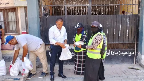تقدير جهود عمال النظافة في دمياط وتوزيع حقائب غذائية عليهم تقدير جهود عمال النظافة في دمياط وتوزيع حقائب غذائية عليهم