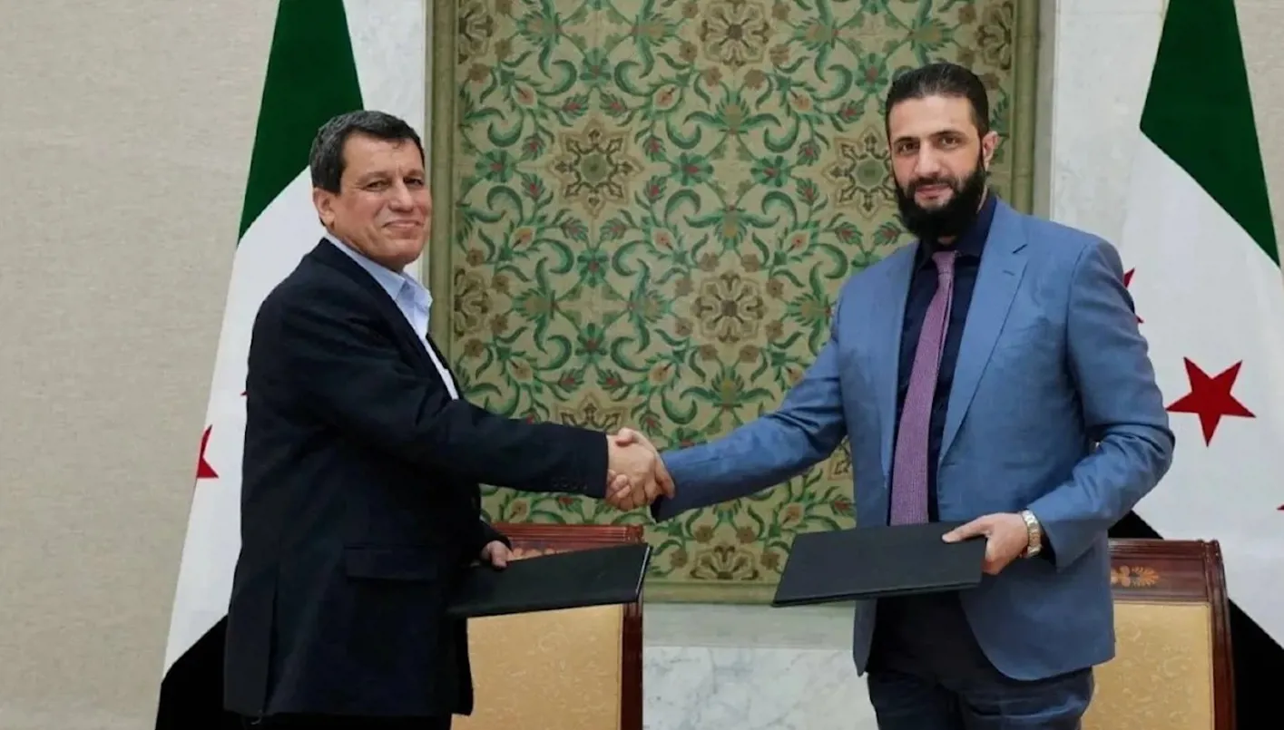 الشرع وعبدي بعد التوقيع على اتفاق 10 آذار/ مارس 2025. (سانا)