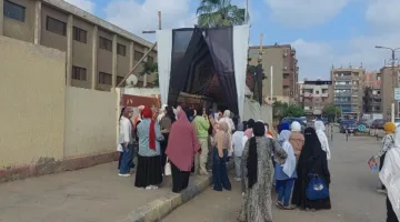 طلاب المرحلة الثانوية في القليوبية يتوجهون لأداء امتحانات الأحياء والرياضيات التطبيقية والإحصاء.