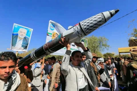 الجيش الإسرائيلي يعلن عن اعتراض صاروخ انطلق من اليمن مما أدى لتفعيل صفارات الإنذار وإعلان حالة الطوارئ.