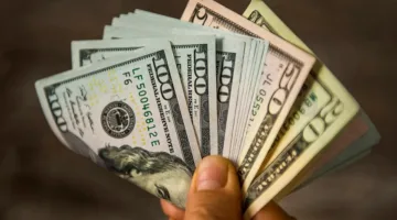 الدولار ينخفض بمقدار 10 قروش في بداية التداولات في عدد من البنوك