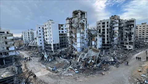 إعلام عبري يعلن عن قبول إسرائيل السماح لقطر ودول أخرى بالاستفادة من الموارد لإعادة إعمار غزة أثناء وقف إطلاق النار.