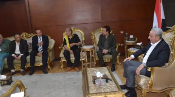 عروسة الدلتا.. محافظ الغربية يلتقي بالمسؤولين عن مهرجان المسرح القومي
