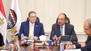 وزير قطاع الأعمال العام يلتقي برئيس الجهاز المركزي للتنظيم والإدارة لمناقشة تعزيز التعاون المشترك