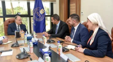 رئيس هيئة الدواء المصرية يلتقي مسؤولين من شركة «ساندوز»