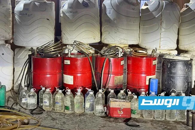 مداهمة مصنع مشروبات كحولية يديره وافد في مدينة طبرق
