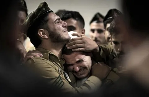 جندي إسرائيلي من لواء “غولاني” ينتحر بعد شهر من وفاة صديقه في غزة.. “هآرتس”: نتائج مروعة والجيش يخفى الحقائق. جندي إسرائيلي من لواء “غولاني” ينتحر بعد شهر من وفاة صديقه في غزة.. “هآرتس”: نتائج مروعة والجيش يخفى الحقائق.