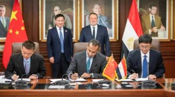 محافظ البنك المركزي المصري يلتقي بنظيره الصيني ويشهد توقيع ثلاث اتفاقيات للتعاون المشترك.