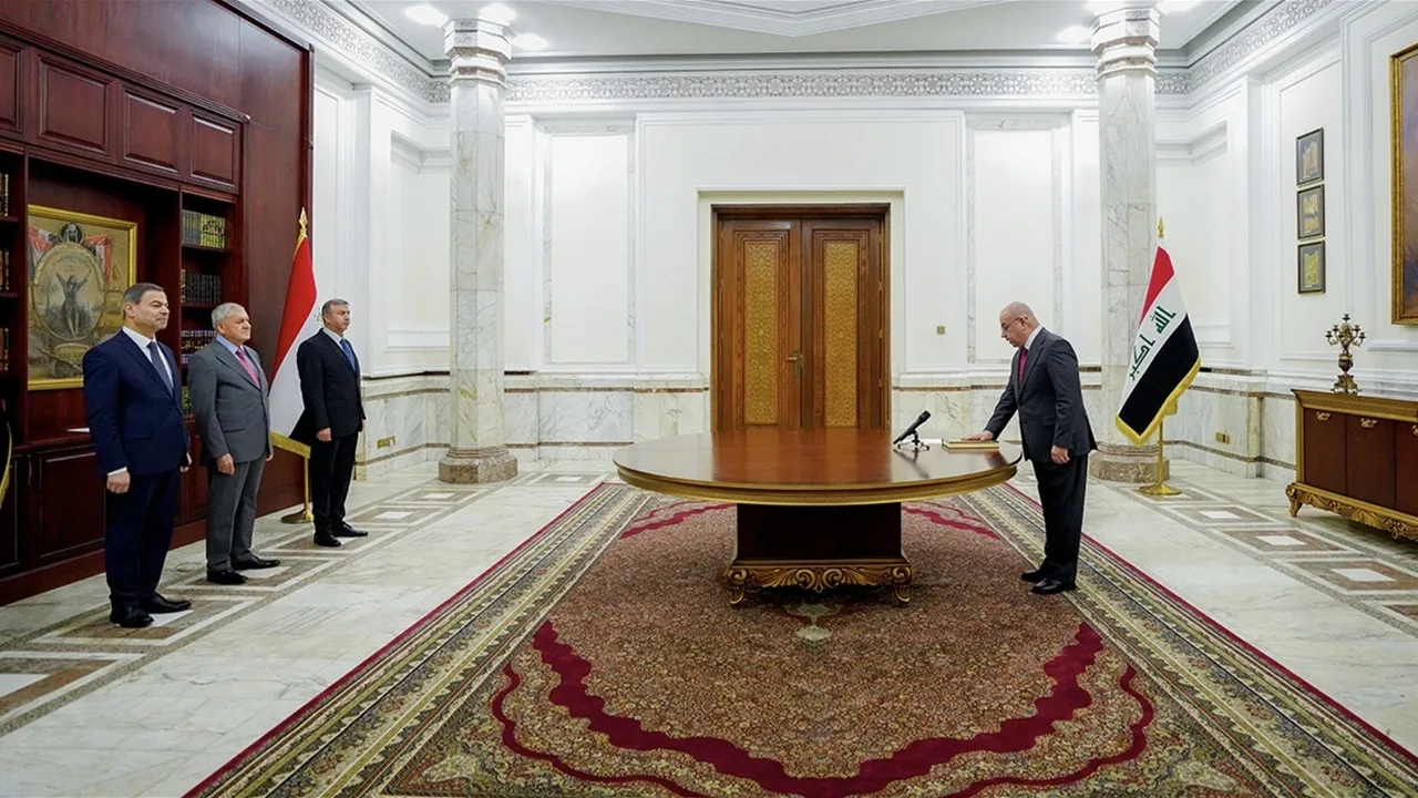 القاضي حسن فؤاد يتعهد اليمين القانونية كعضو احتياطي في المحكمة الاتحادية العليا. القاضي حسن فؤاد يتعهد اليمين القانونية كعضو احتياطي في المحكمة الاتحادية العليا.