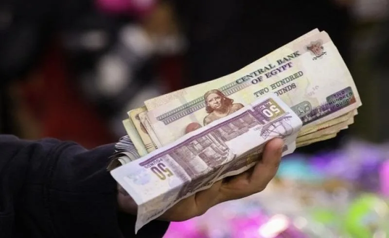 المصريون قاموا بشراء شهادات ادخار بقيمة 226.8 مليار جنيه من البنوك خلال شهرين، رغم تقليل سعر الفائدة. المصريون قاموا بشراء شهادات ادخار بقيمة 226.8 مليار جنيه من البنوك خلال شهرين، رغم تقليل سعر الفائدة.