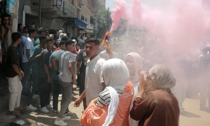 بالزغاريد والمزمار الشعبي: احتفال طلاب الثانوية العامة بالشرقية بانتهاء الامتحانات.