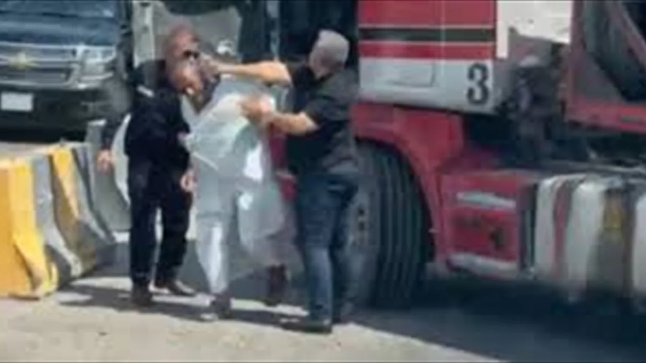 إجراءات قانونية ضد موظف اعتدى على سائق شاحنة في أم قصر بعد انتشار فيديو للحادثة