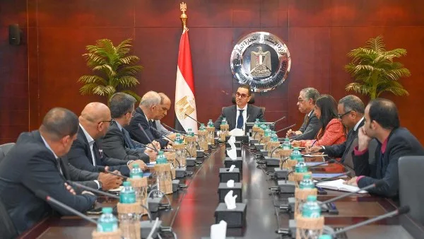وزير الاستثمار يجتمع مع ممثلي مجموعة من الشركات المحلية والدولية