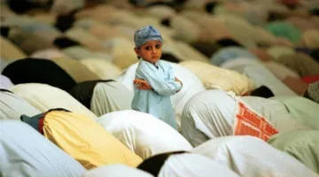طفل يستفسر من أمين الفتوى: إذا ضحكني أحد أثناء الصلاة، هل سيؤثر ذلك؟