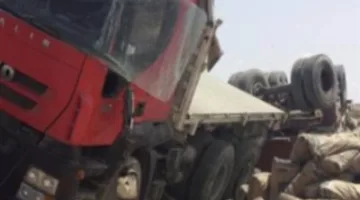 حادث شاحنة محملة بالأسمنت على طريق الزعفرانة – رأس غارب