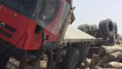 حادث شاحنة محملة بالأسمنت على طريق الزعفرانة – رأس غارب حادث شاحنة محملة بالأسمنت على طريق الزعفرانة – رأس غارب