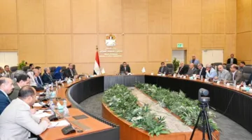وزير الإسكان يجتمع بشكل دوري لمراجعة مشروعات الإسكان في عدة مدن ومحافظات