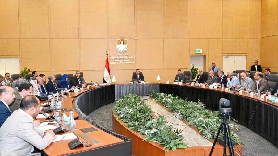 وزير الإسكان يجتمع بشكل دوري لمراجعة مشروعات الإسكان في عدة مدن ومحافظات وزير الإسكان يجتمع بشكل دوري لمراجعة مشروعات الإسكان في عدة مدن ومحافظات