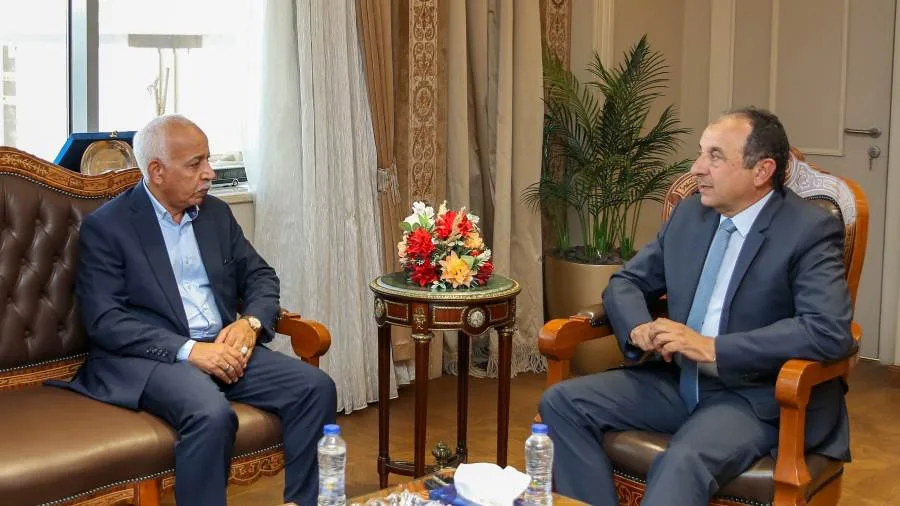 وزير قطاع الأعمال العام يلتقي برئيس اتحاد عمال مصر وزير قطاع الأعمال العام يلتقي برئيس اتحاد عمال مصر