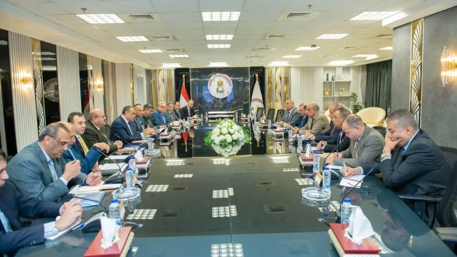 وزير الإنتاج الحربي والكهرباء يتناولان تنسيق احتياجات شركات الكهرباء من المواد والمستلزمات. وزير الإنتاج الحربي والكهرباء يتناولان تنسيق احتياجات شركات الكهرباء من المواد والمستلزمات.