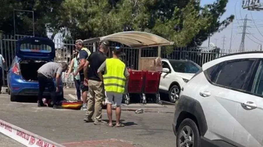 عاجل.. إسرائيلية تُقتل جراء هجوم بالطعن وإطلاق نار في جنوب الضفة الغربية