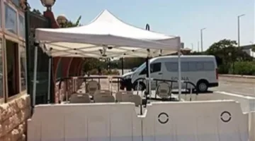 أول نظرة على جنازة سامح عبد العزيز.. وتفاصيل تصرف عائلته مع الصحفيين (صور)