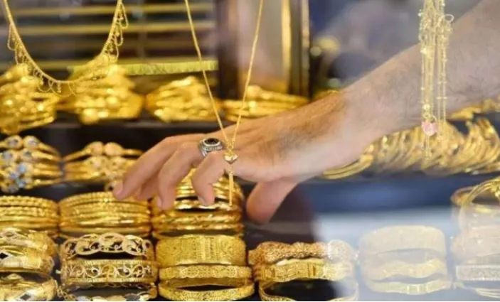 تفسير رؤية الذهب في المنام: دلالة على النجاح والازدهار. تفسير رؤية الذهب في المنام: دلالة على النجاح والازدهار.