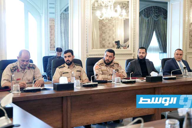 اجتماع المنفي مع لجنتي الهدنة والترتيبات الأمنية والعسكرية في طرابلس، الخميس 10 يوليو 2025. (المجلس الرئاسي)