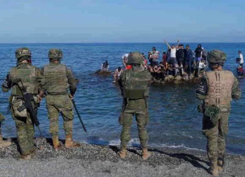 المغرب يوقف التجارة مع سبتة ومليلية بهدف تسهل عودة المهاجرين، والجهات تتحدث عن صلة ذلك بتأخير مدريد في تسليم مراقبة الطيران للرباط. المغرب يوقف التجارة مع سبتة ومليلية بهدف تسهل عودة المهاجرين، والجهات تتحدث عن صلة ذلك بتأخير مدريد في تسليم مراقبة الطيران للرباط.