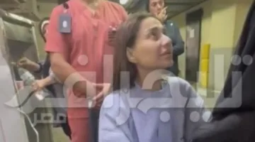 بسمة وهبة تقدم تعازيها لأسرة سامح عبد العزيز من المستشفى أثناء تواجدها على كرسي متحرك