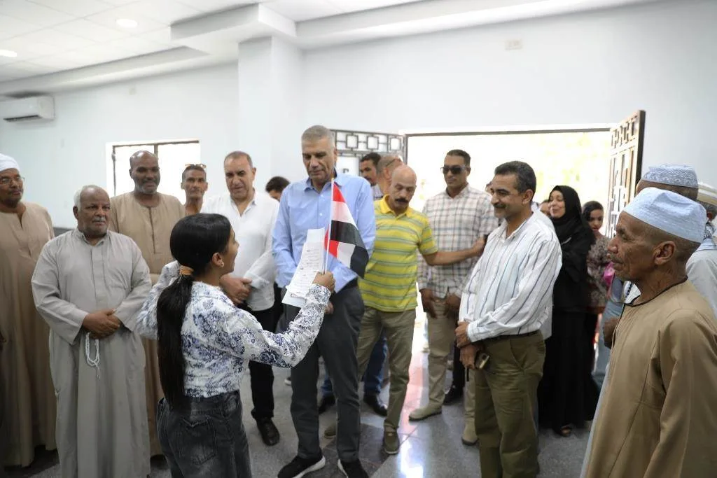 محافظ أسوان يتفقد سير العمل في المركز التكنولوجي بقرية الطوناب بإدفو محافظ أسوان يتفقد سير العمل في المركز التكنولوجي بقرية الطوناب بإدفو
