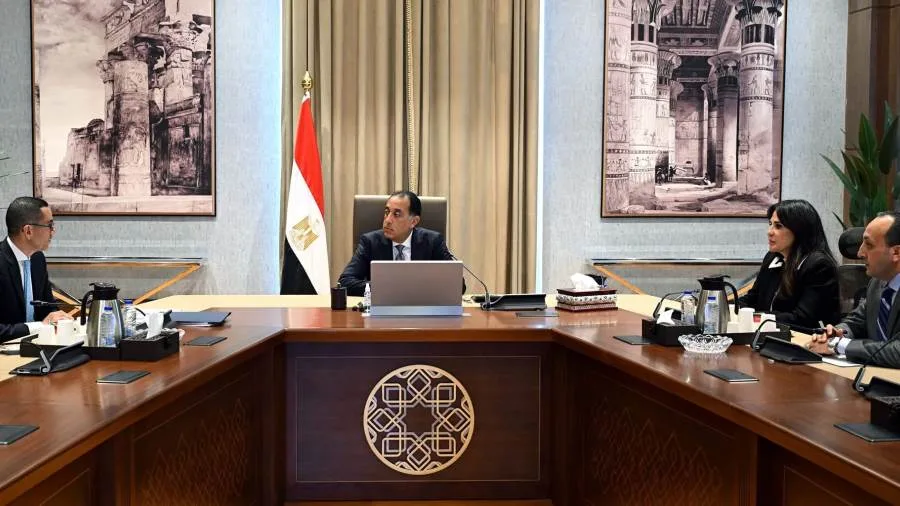 رئيس الوزراء يناقش مع وزير الاستثمار مجموعة من قضايا العمل
