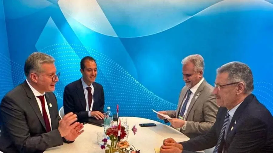 وزير البترول يجتمع مع نظيره العراقي لمناقشة سبل تعزيز التعاون المشترك وزير البترول يجتمع مع نظيره العراقي لمناقشة سبل تعزيز التعاون المشترك