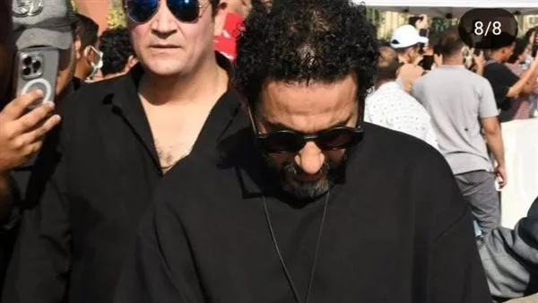 أحمد حلمي ينهار خلال جنازة سامح عبد العزيز (صور)