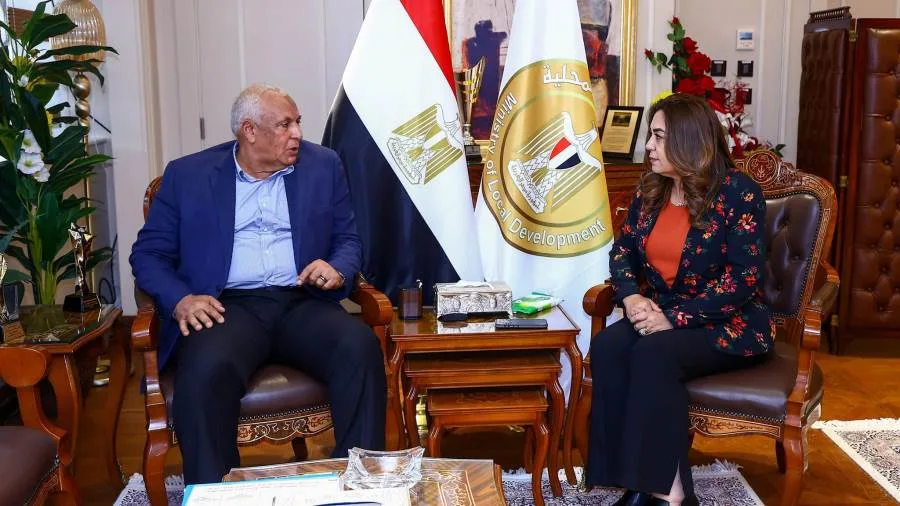وزيرة التنمية تناقش مع محافظ الوادي الجديد آخر التطورات في الخطة التنفيذية لإنشاء مركز الحرير في مدينة الخارجة وزيرة التنمية تناقش مع محافظ الوادي الجديد آخر التطورات في الخطة التنفيذية لإنشاء مركز الحرير في مدينة الخارجة