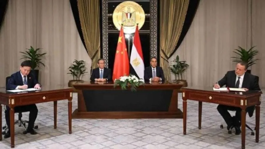 مدبولي ولى تشيانج يوقعان مجموعة من الوثائق لتعزيز الشراكة بين مصر والصين. مدبولي ولى تشيانج يوقعان مجموعة من الوثائق لتعزيز الشراكة بين مصر والصين.
