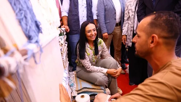 بمشاركة محافظ مطروح، مايا مرسي تزور معرض “ديارنا للحرف اليدوية والتراثية” في الساحل الشمالي.