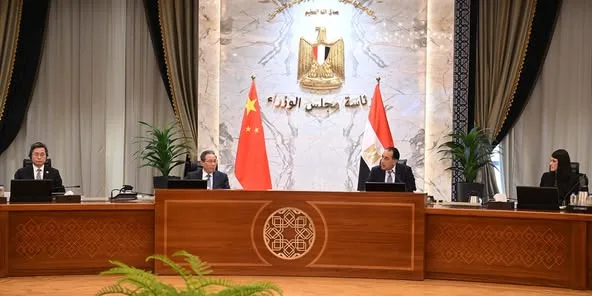 رئيس الوزراء: نرغب في تعزيز الصناعة ونقل التكنولوجيا من الصين في قطاعات الطاقة والسيارات وتحلية المياه