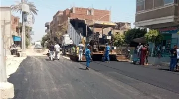 محافظ القليوبية يشرف على تعبيد الطرق الداخلية في قرى شبين القناطر في إطار مبادرة “حياة كريمة”